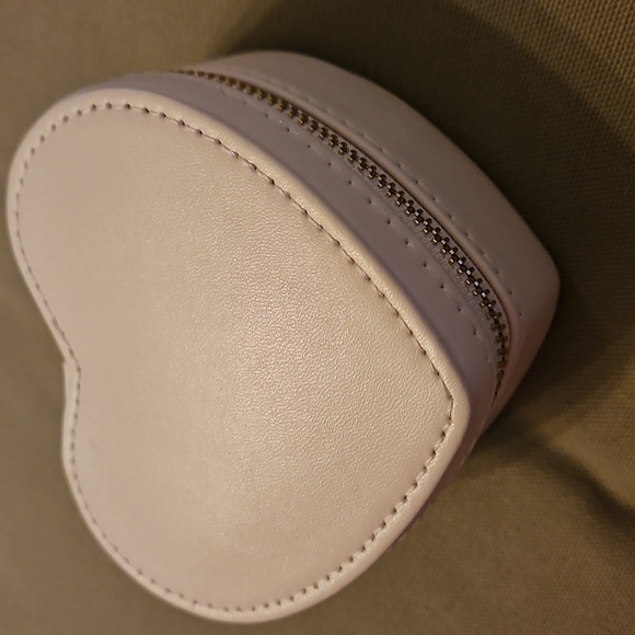 Cream Heart Shaped Travel Jewelry Box - Picture 1 of 4